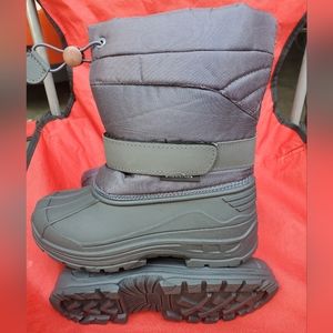 Snow boots